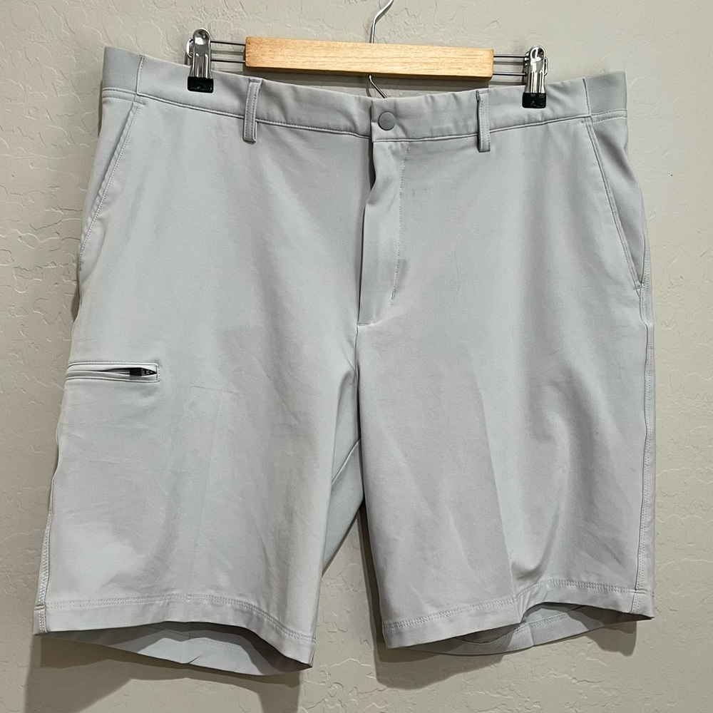 Greg Norman Performance Gray Golf Shorts, Size 38